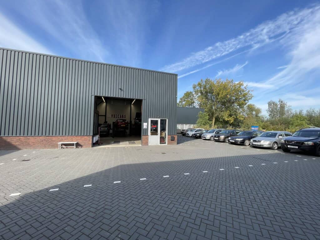 Garage Valcars van buiten